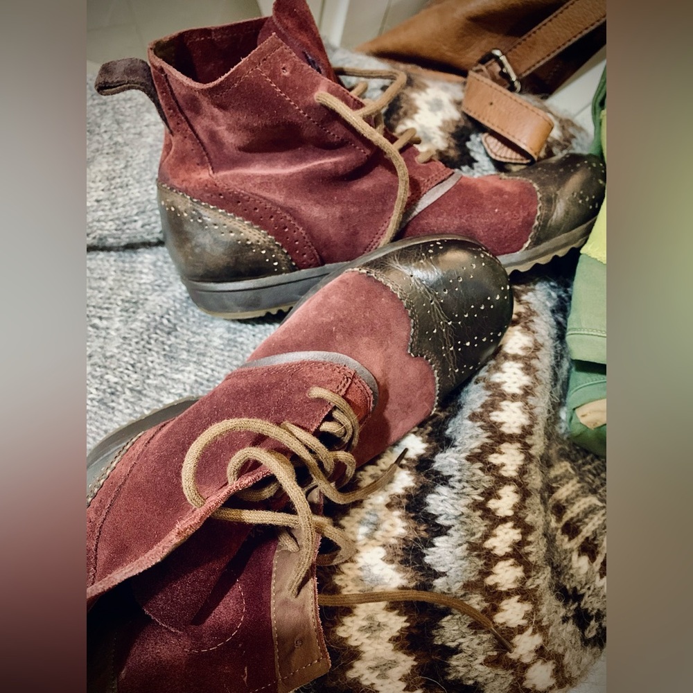 Burgundy Wingtip/Brogues Boots | Bottes brogue suède | 42 SOREL